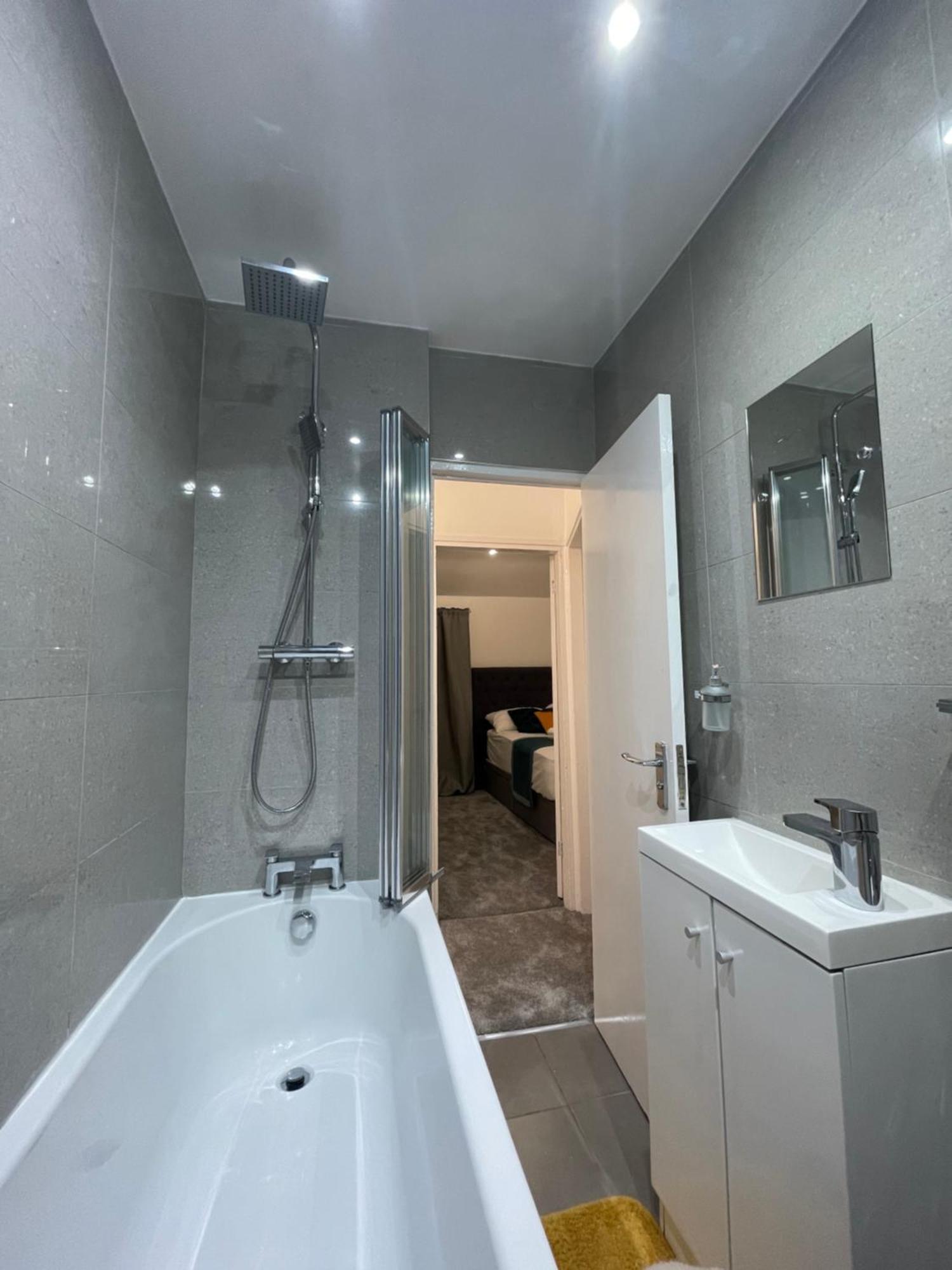 Tooting Lodge London - Cosy 2 Bedroom House With Garden, 5 Mins Walk To Tube Station エクステリア 写真